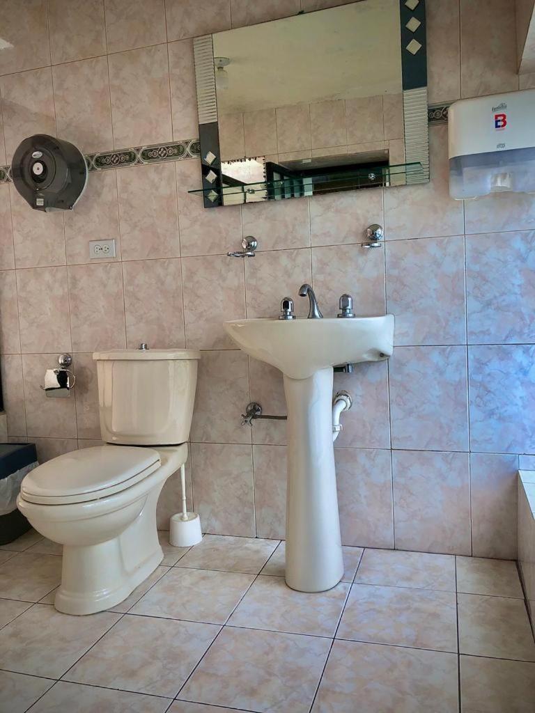 Hostal Cafe Tiana Латакунга Экстерьер фото